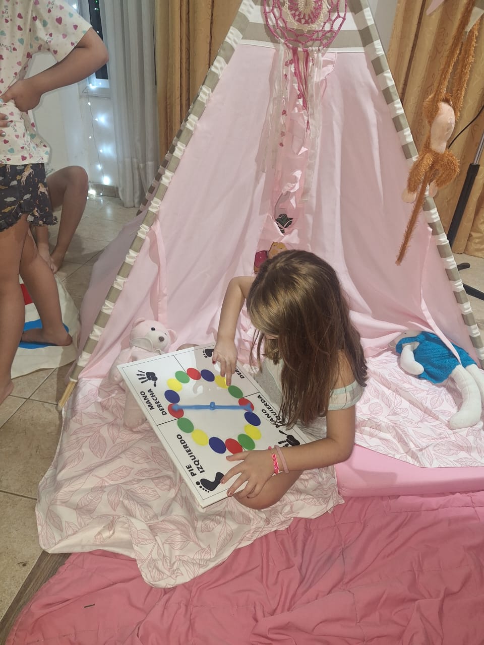 Nena jugando en carpa tipi