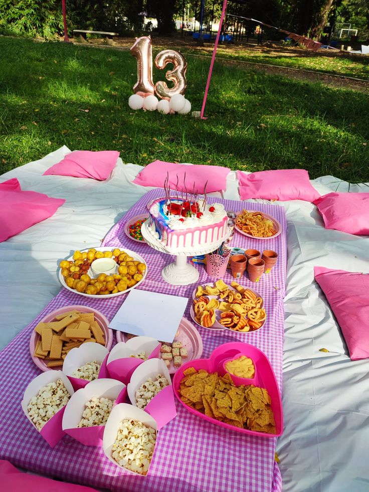 Picnic temático de cumpleaños con torta, pochoclos y decoración rosa
